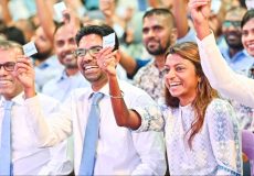 ޑިމޮކްރެޓްސް އުފެއްދި ޖަލްސާގެ ތެރެއިން. އެ ޕާޓީ އުފެއްދީ 2023 ގެ ރިޔާސީ އިންތިޚާބުގެ ދުވަސްވަރު. ނަމަވެސް ޑިމޮކްރެޓްސް ވެގެންދިޔައީ ނާކާމިޔާބު ޕާޓީއަކަށް