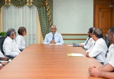 ރައީސް އޮފީހުގައި މިއަދު ހެނދުނު އޮތް ބައްދަލުވުމުގައި ރައީސް މުއިއްޒު،  ކެޔޮޅުންނާއެކު. ފޮޓޯ: ރައީސް އޮފީސް