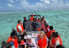 ފަރަށް އެރި ދޯނިން ބާލައިގެން މީހުން ގެންދަނީ. ފޮޓޯ: މެރިން ޕޮލިސް