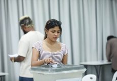 މިއަދު ކުރިއަށްދާ އިންތިޚާބުގައި ޕީއެންސީގެ މެމްބަރަކު ވޯޓު ލަނީ. ފޮޓޯ: ޕީއެންސީ