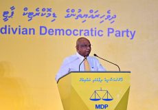 މިރޭ ސަލްޓަންޕާކުގައި އޮތް ޖަލްސާގައި ޝާހިދު ވާހަކަ ދައްކަވަނީ. ފޮޓޯ: އެމްޑީޕީ