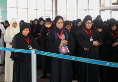 ދިވެހި ހައްޖުވެރިން ސައުދީ އެއާޕޯޓުގައި މިއަދުގެ އަސްރު ނަމާދު ކުރަނީ. ފޮޓޯ: އިސްލާމިކް މިނިސްޓްރީ