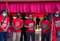 އިންޑިޔާ އައުޓް ކެމްޕޭން ކުރިއަށްދިޔައިރު، ކުރީގެ ރައީސް ޔާމީންއާއި ޖެހިގެން ކަނާތް ފަރާތުން ޑރ. އަބްދުﷲ ޚަލީލް