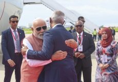 ރައީސުލްޖުމްހޫރިއްޔާ ޑރ. މުހައްމަދު މުއިއްޒު އާއި ރާއްޖޭގެ އެންމެ ގާތް ރަޙްމަތްތެރި ގައުމު ކަމަށްވާ އިންޑިޔާގެ ބޮޑުވަޒީރު ނަރެންދުރަ މޯދީ. ރާއްޖެއިން މިހާރު ވަނީ ރައީސް މުއިއްޒުގެ ސަރުކާރު އައިފަހުން ހީނަރުވި ރާއްޖެ، އިންޑިއާ ގުޅުން ރަނގަޅުކޮށްފައި