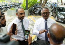 ރައީސް އޮފީސް ކުރިމަތީގައި އޮންނަ މީޑިޔާ ފެންޑާގައި ނޫސްވެރިންާ ބައްދަލު ކުރުން. ފޮޓީޯ: ސަން