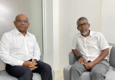 އެމްޑީޕީގެ ރައީސް އަބްދުﷲ ޝާހިދު އާއި ވައިކަރަދޫ ދާއިރާގެ މެމްބަރު ޙުސައިން ޒިޔާދު (ފިއްޓޭ)