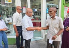 މިއަދު ހަވީރު އެމްޑީޕީގެ ފަރާތުން މާލޭގައި ދޮރުން ދޮރަށް ހިންގި ކެމްޕޭނުގައި އެ ޕާޓީގެ ރައީސް އަބްދުﷲ ޝާހިދު، އާންމު ރައްޔިތުންނާ ބައްދަލު ކުރެއްވުމުގެ ތެރެއިން. ފޮޓޯ: އެމްޑީޕީ